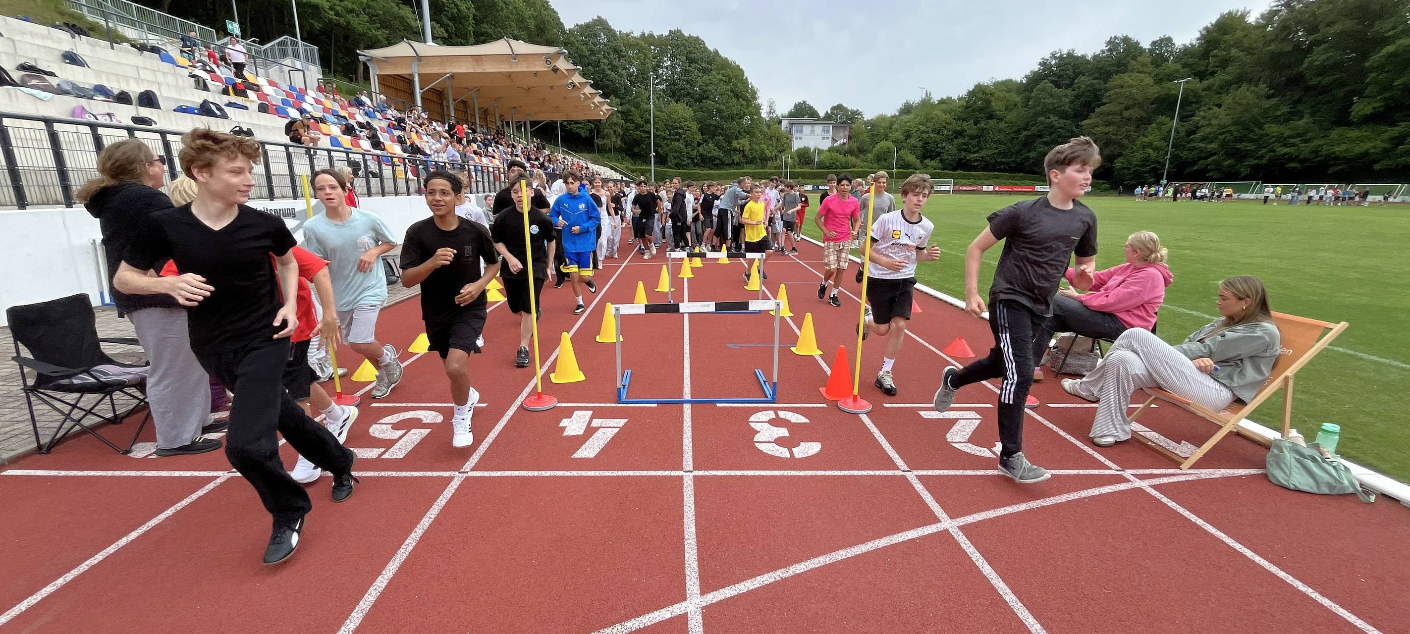 Schüler laufen 750 Runden für Menden