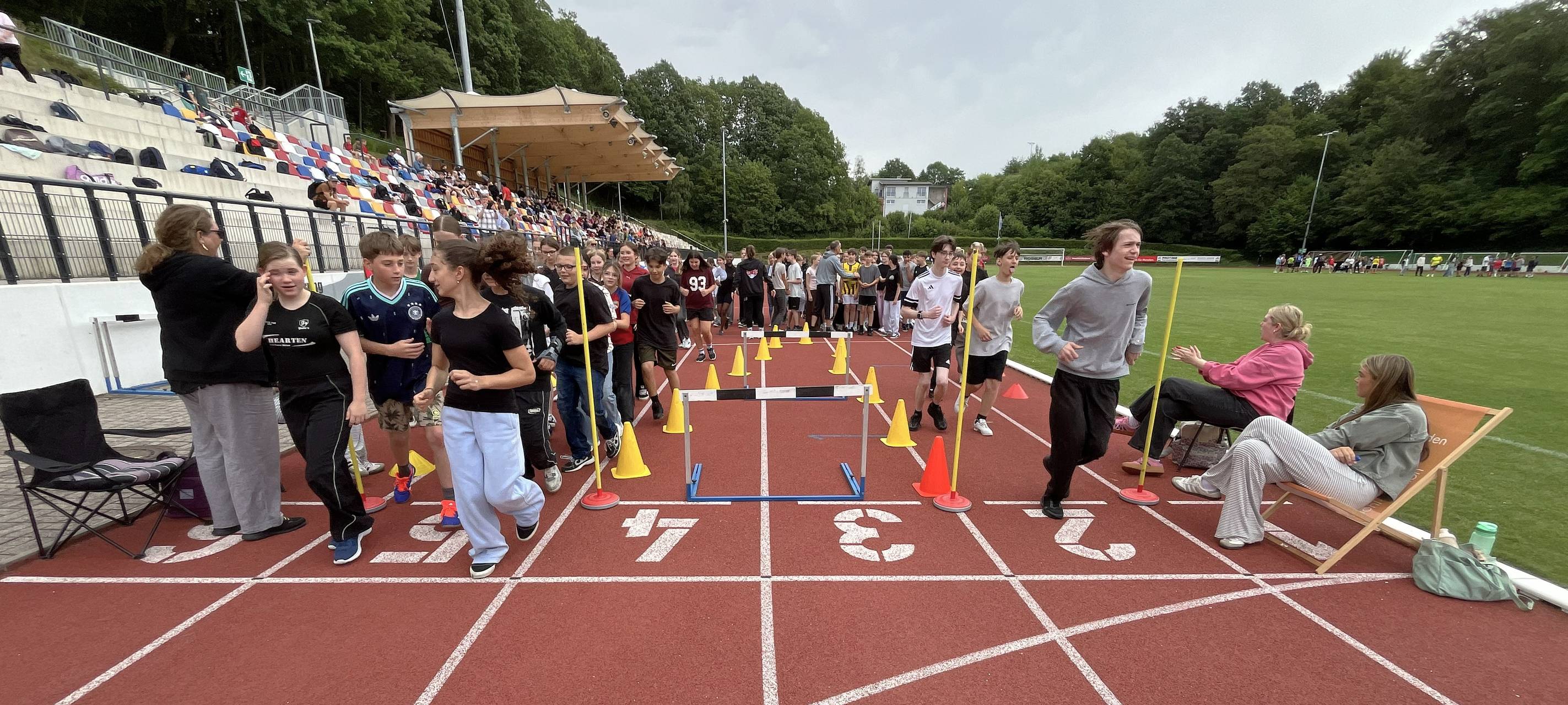 Schüler laufen 750 Runden für Menden