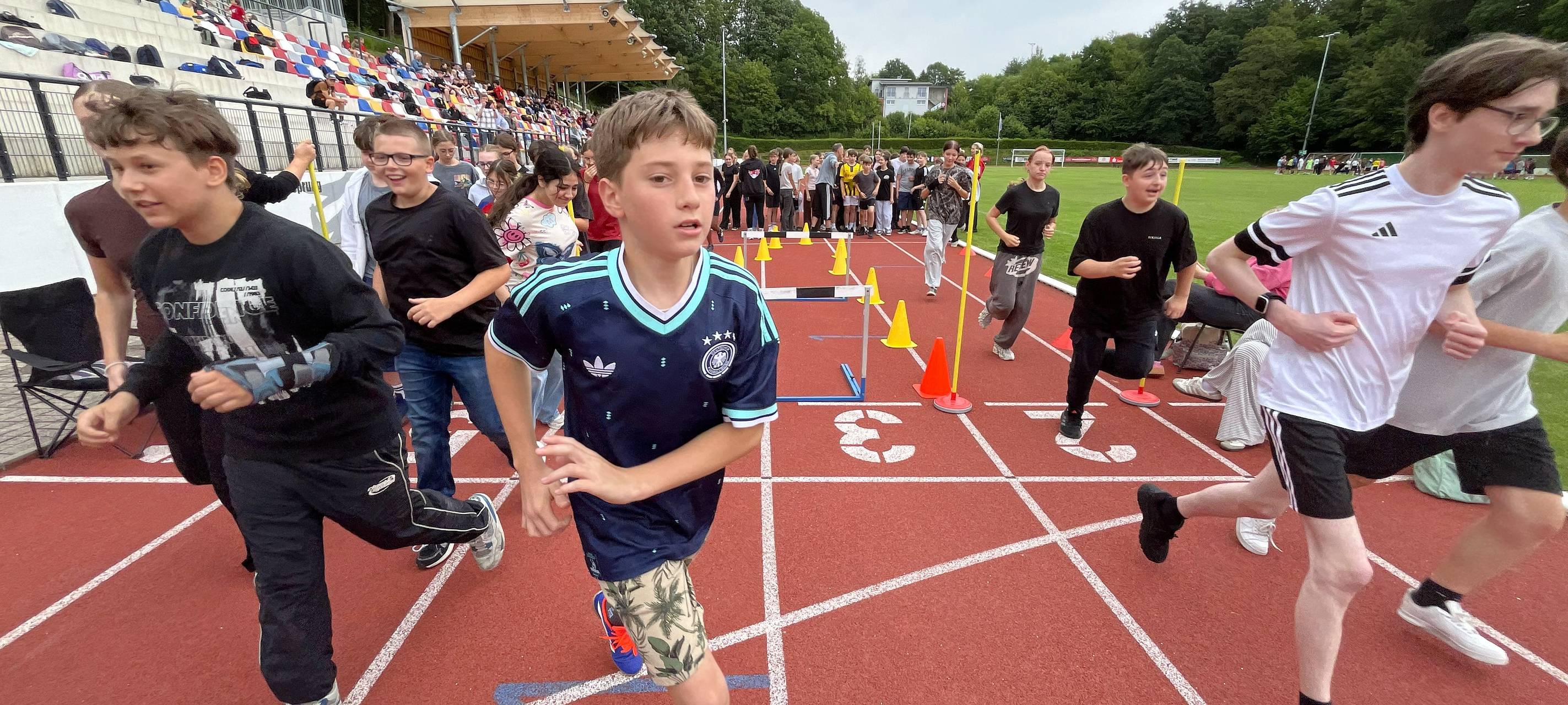 Schüler laufen 750 Runden für Menden