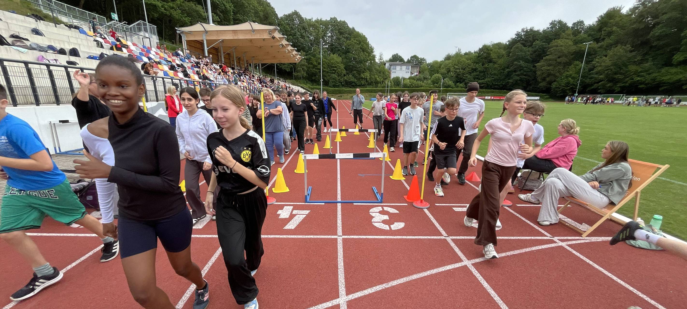 Schüler laufen 750 Runden für Menden