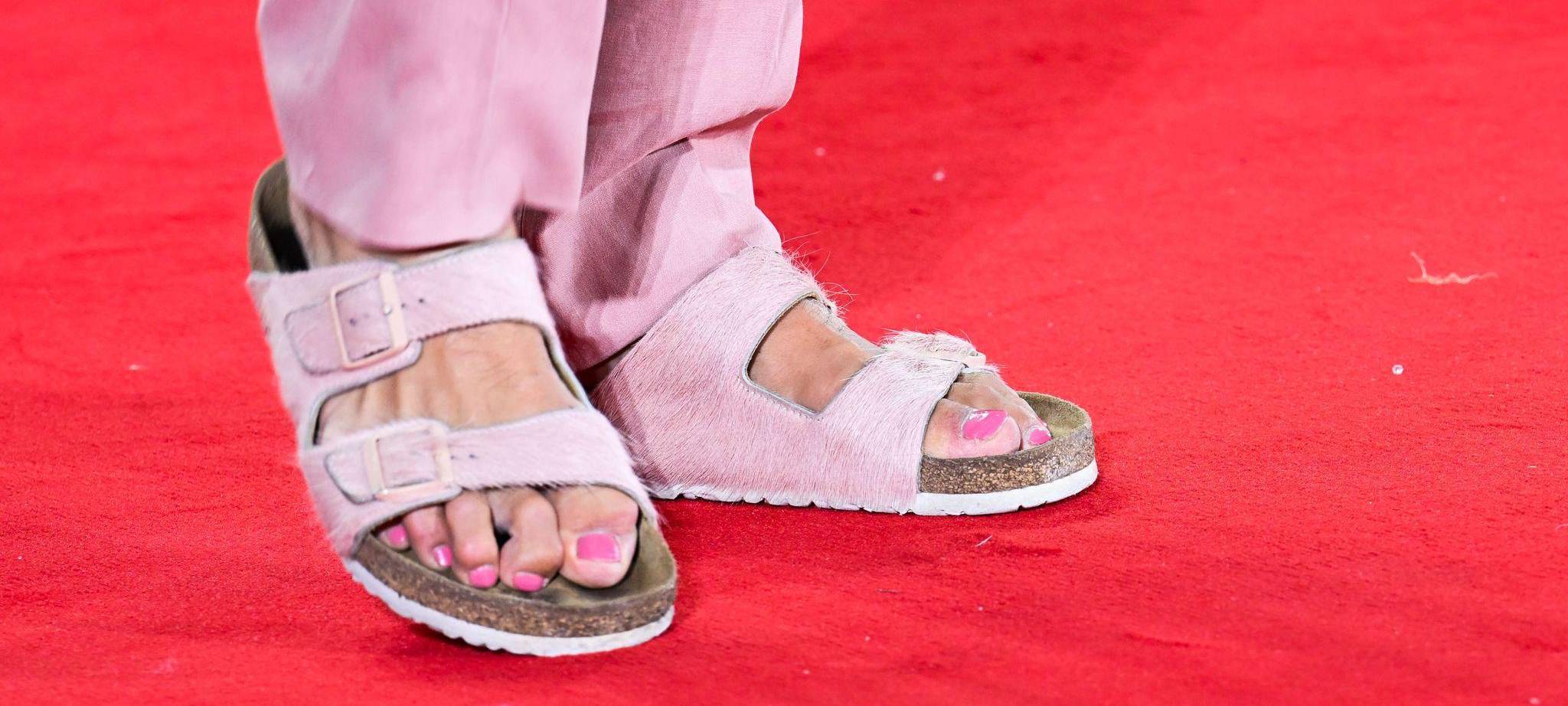 Barfuß in Schlappen und Sandalen: Sind nackte Füße eklig?