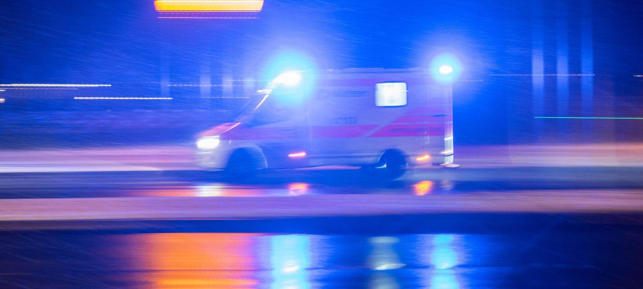 Ein Krankenwagen ist mit Blaulicht im Einsatz