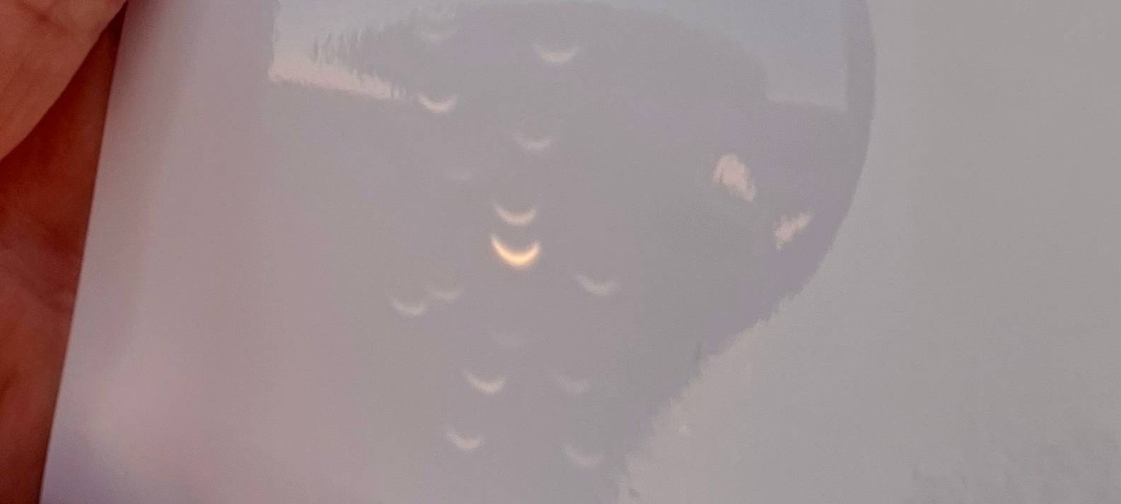 Lochkamera aus zwei Blättern Papier.