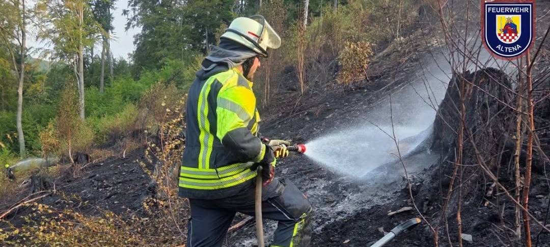 Waldbrand in Altena: Feuerwehr löscht zwei Hektar Wald