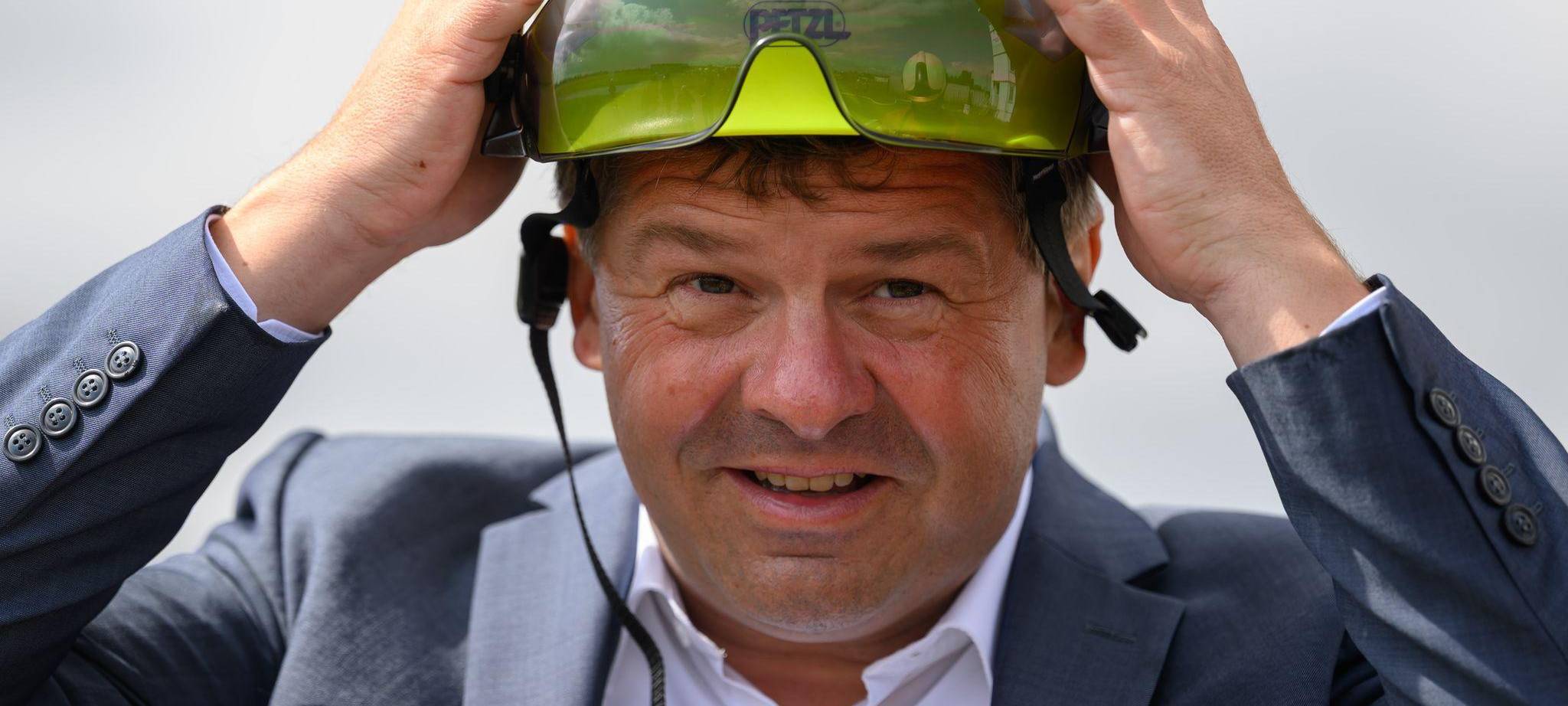 Ministerpräsident Schulze besucht Berufsfeuerwehr