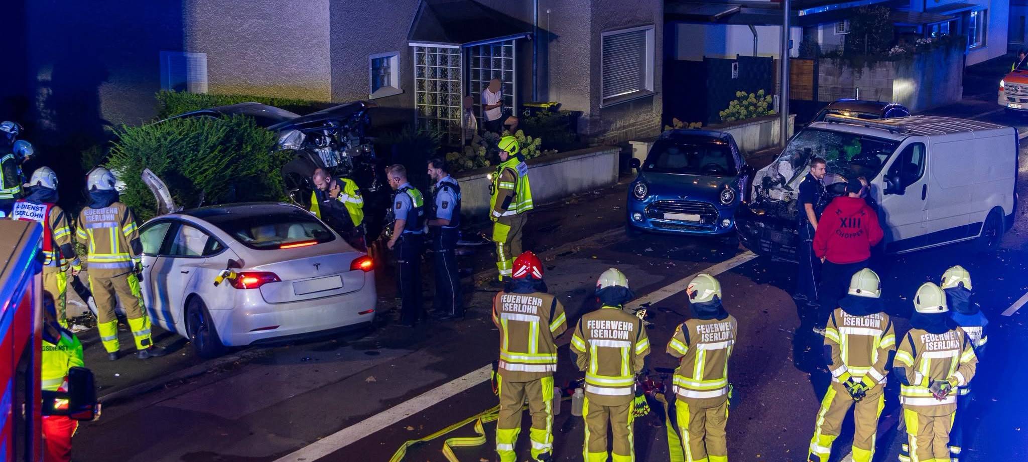 Tesla kracht in Letmathe in geparkte Autos