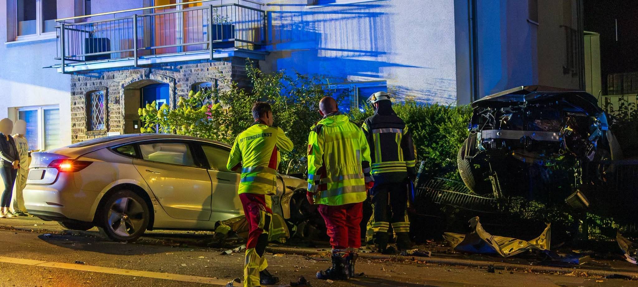 Tesla kracht in Letmathe in geparkte Autos