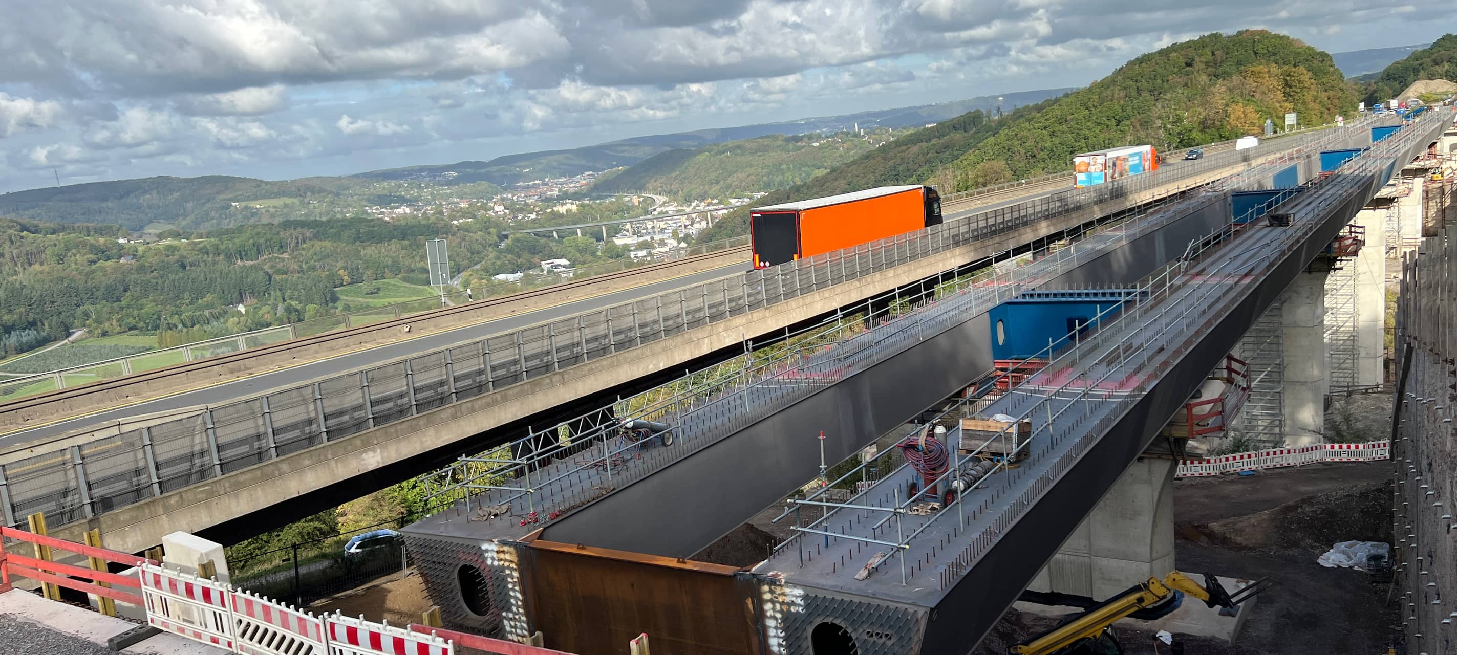 Brückenneubau A45: Talbrücke Kattenohl dockt am Widerlager an