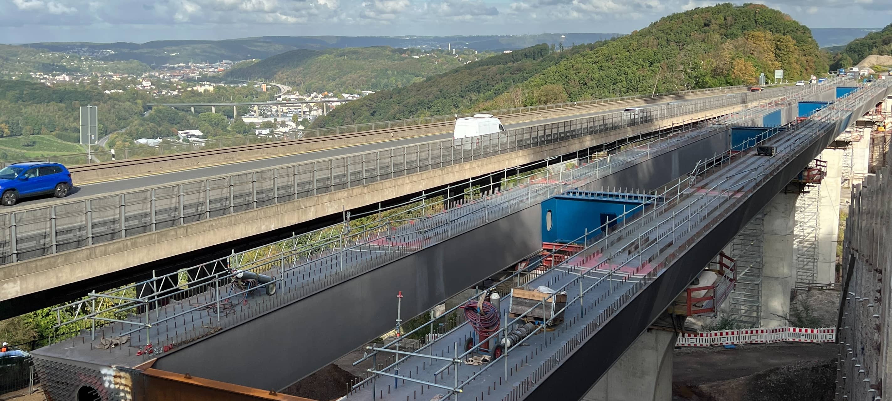 Brückenneubau A45: Talbrücke Kattenohl dockt am Widerlager an