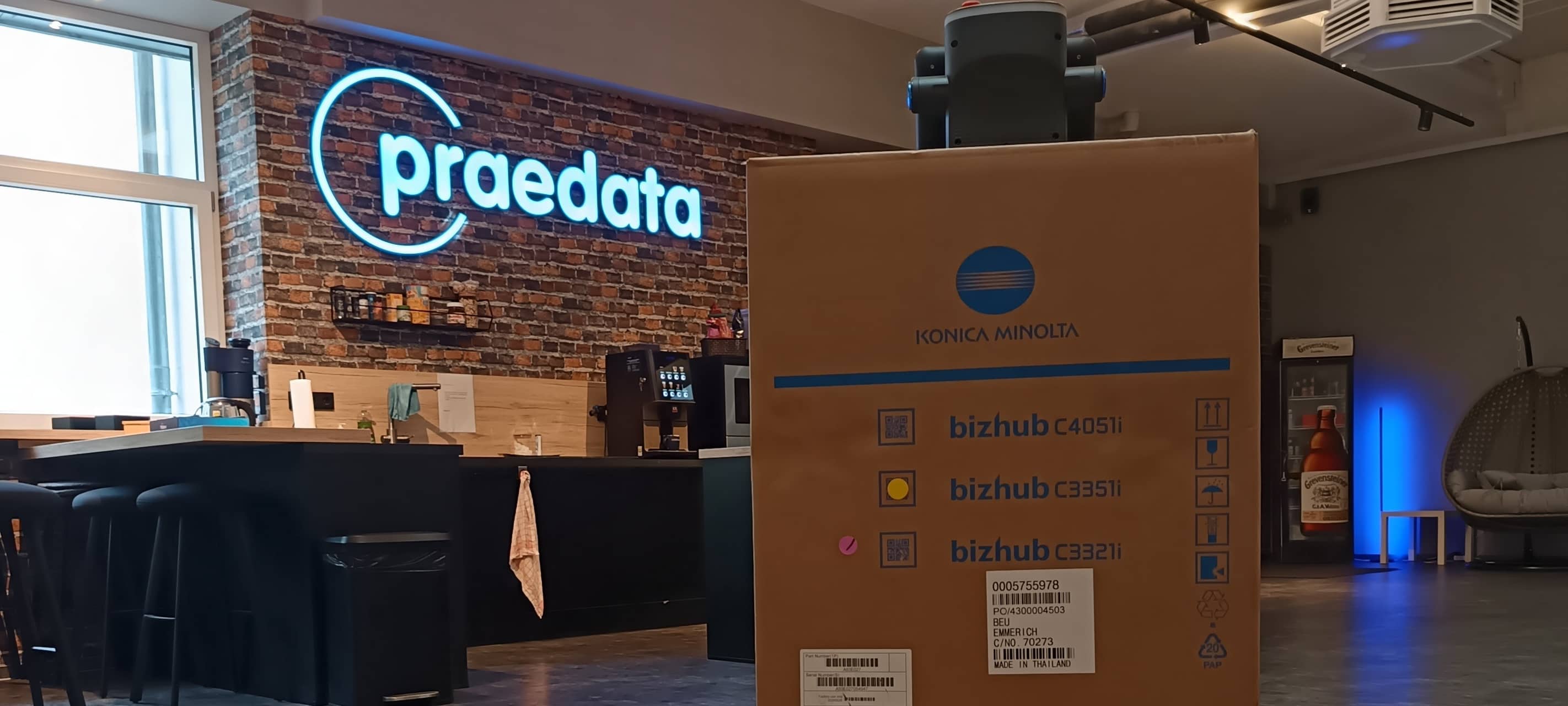 Valentin Goerlich (l.) und Robotics-Leiter David Schulz von Praedata aus Nachrodt-Wiblingwerde zeigen, was ihre Roboter draufhaben - Putzen und Schleppen inklusive.