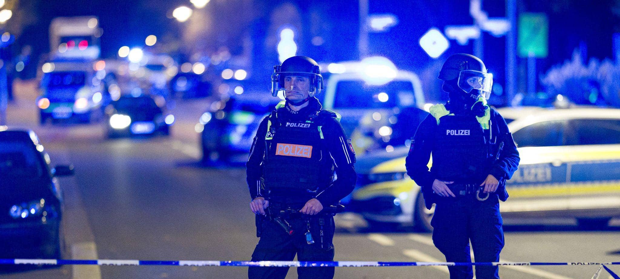 Auto fährt in Menschengruppe in Neustadt am Rübenberge