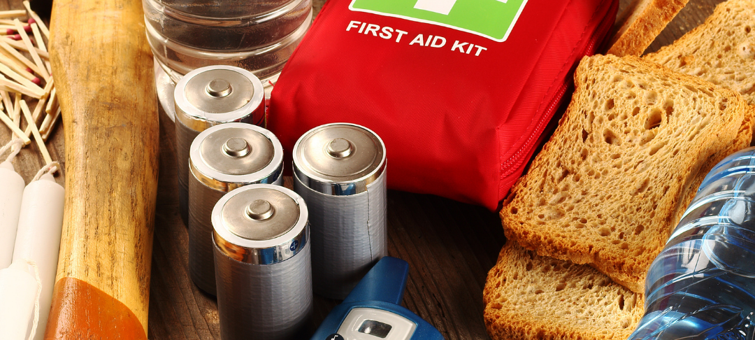 Notfallrucksack Inhalt: Trockenes Brot, Lampe, Erste-Hilfe Set