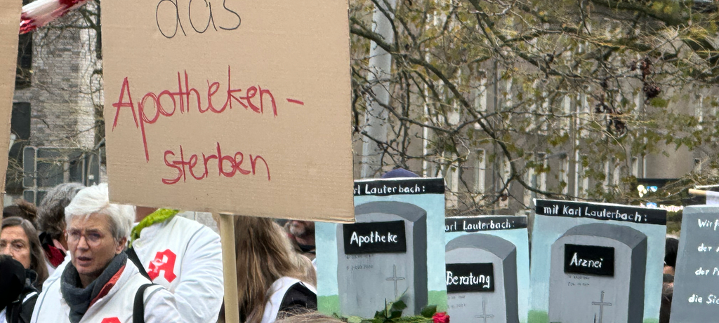 Viele Teilnehmer kamen mit Plakaten oder selbstgebastelten Schildern zum Protest nach Dortmund.