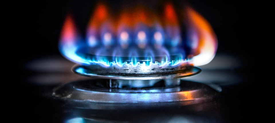Eine Gasflamme am Herd.