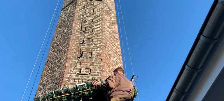 Auf 25 Meter Höhe wird der 4x4 Meter Kranz gezogen.