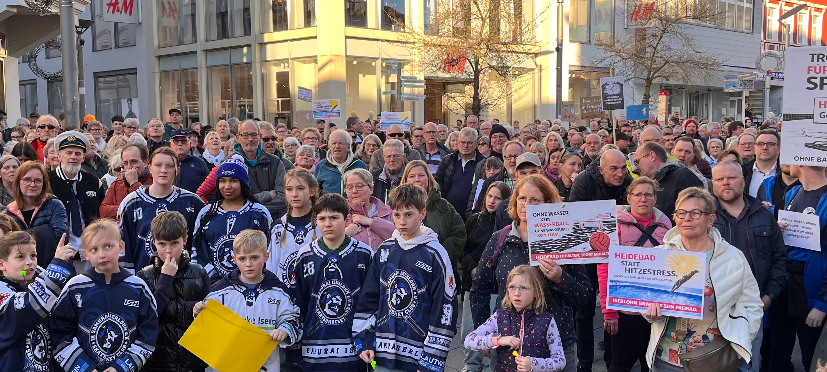 Rund 200 Menschen demonstrieren für Erhalt der Iserlohner Freibäder