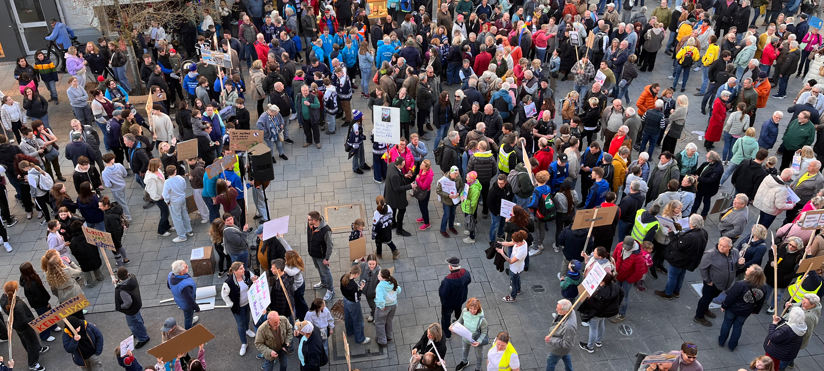 Rund 200 Menschen demonstrieren für Erhalt der Iserlohner Freibäder