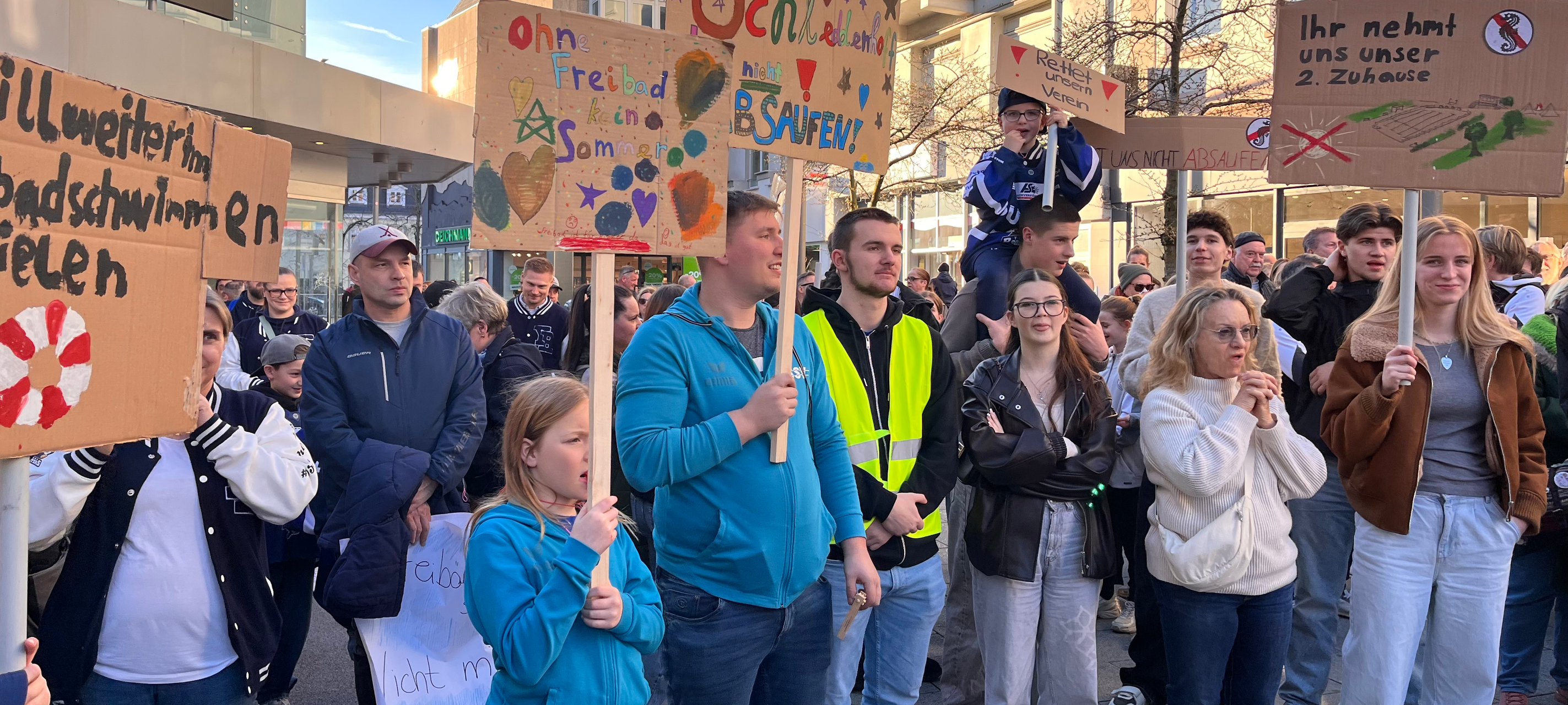 Rund 200 Menschen demonstrieren für Erhalt der Iserlohner Freibäder
