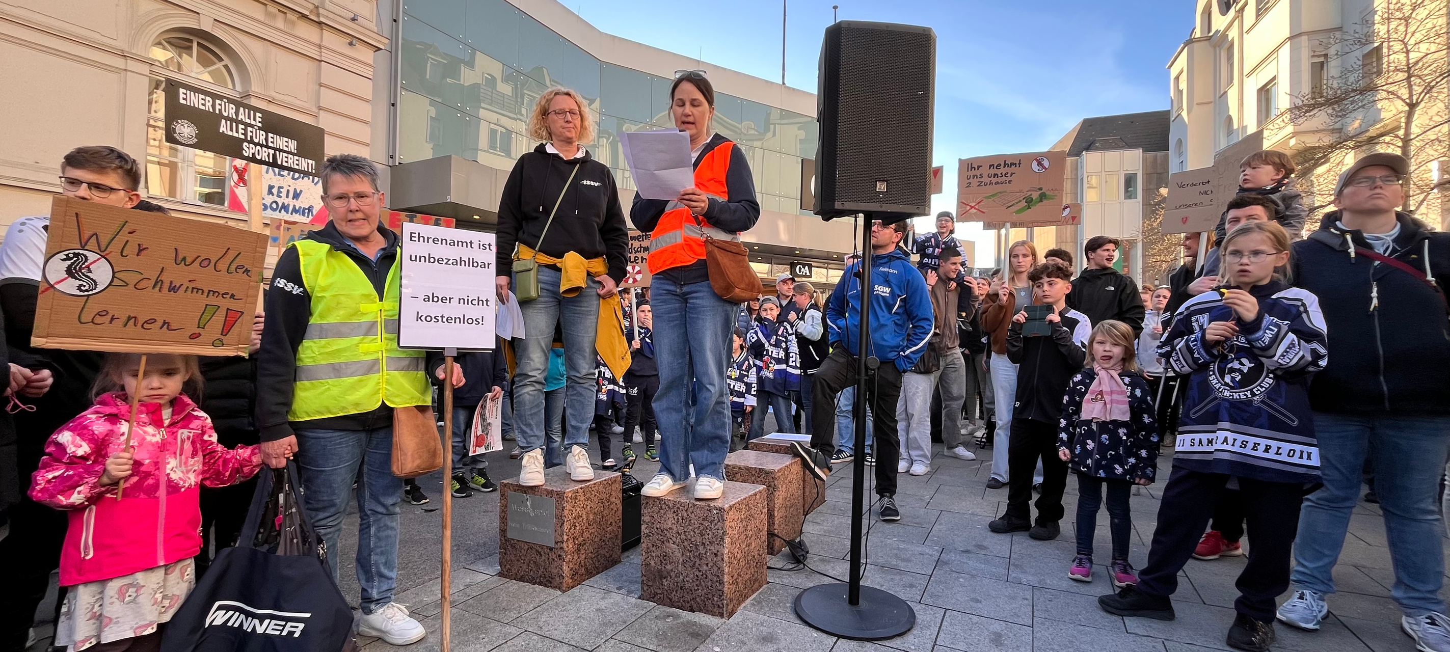 Rund 200 Menschen demonstrieren für Erhalt der Iserlohner Freibäder