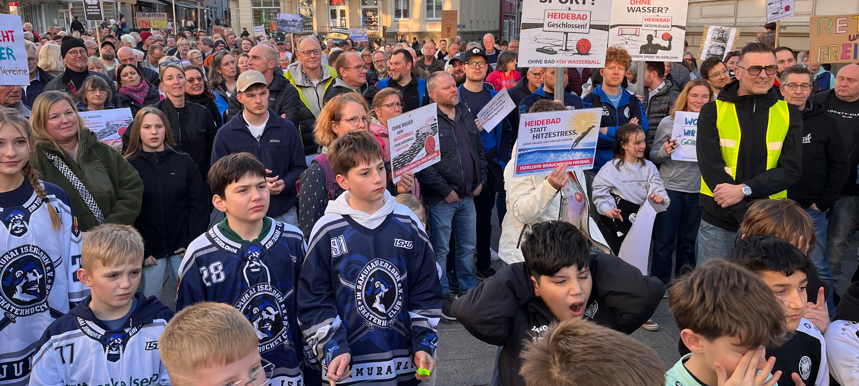 Rund 200 Menschen demonstrieren für Erhalt der Iserlohner Freibäder