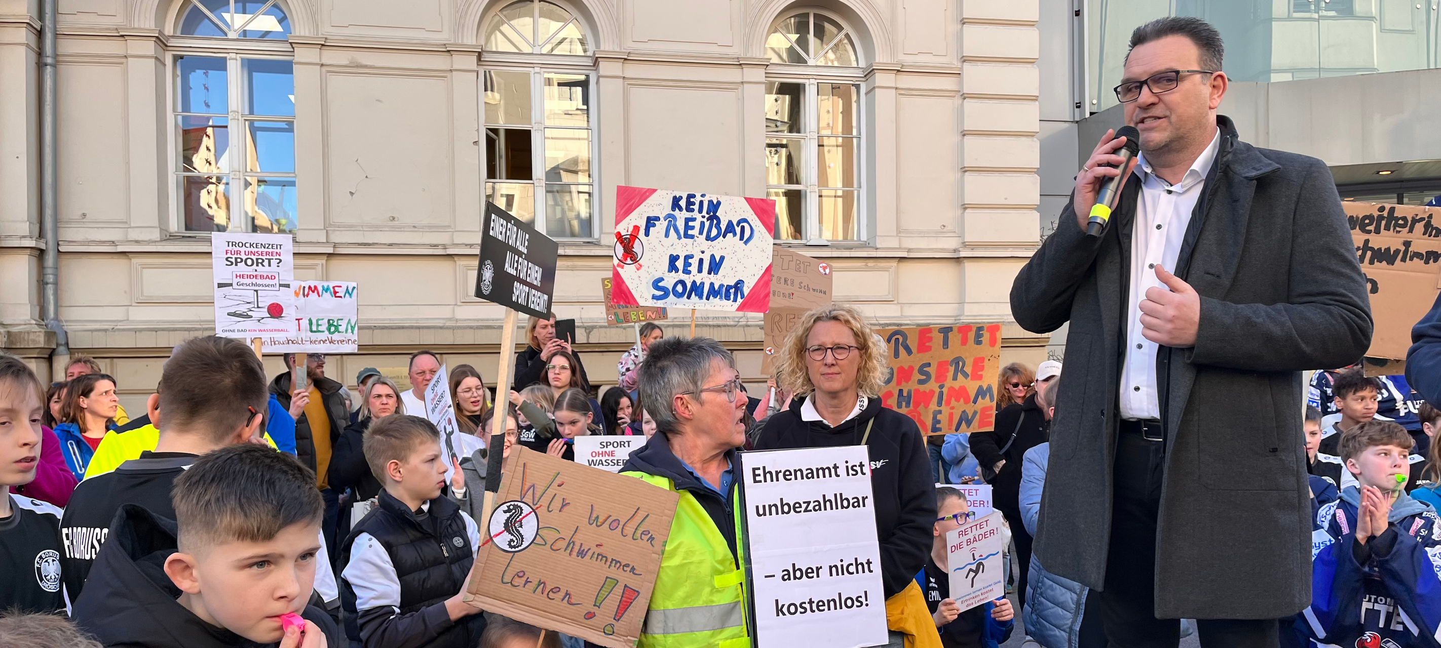 Rund 200 Menschen demonstrieren für Erhalt der Iserlohner Freibäder