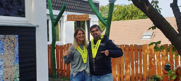 Janine und Markus mit Sicherheitskragen im Kindergarten