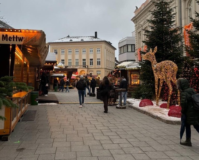 Menschen schlendern über den Weihnachtsmarkt in der Iserlohner Innenstadt