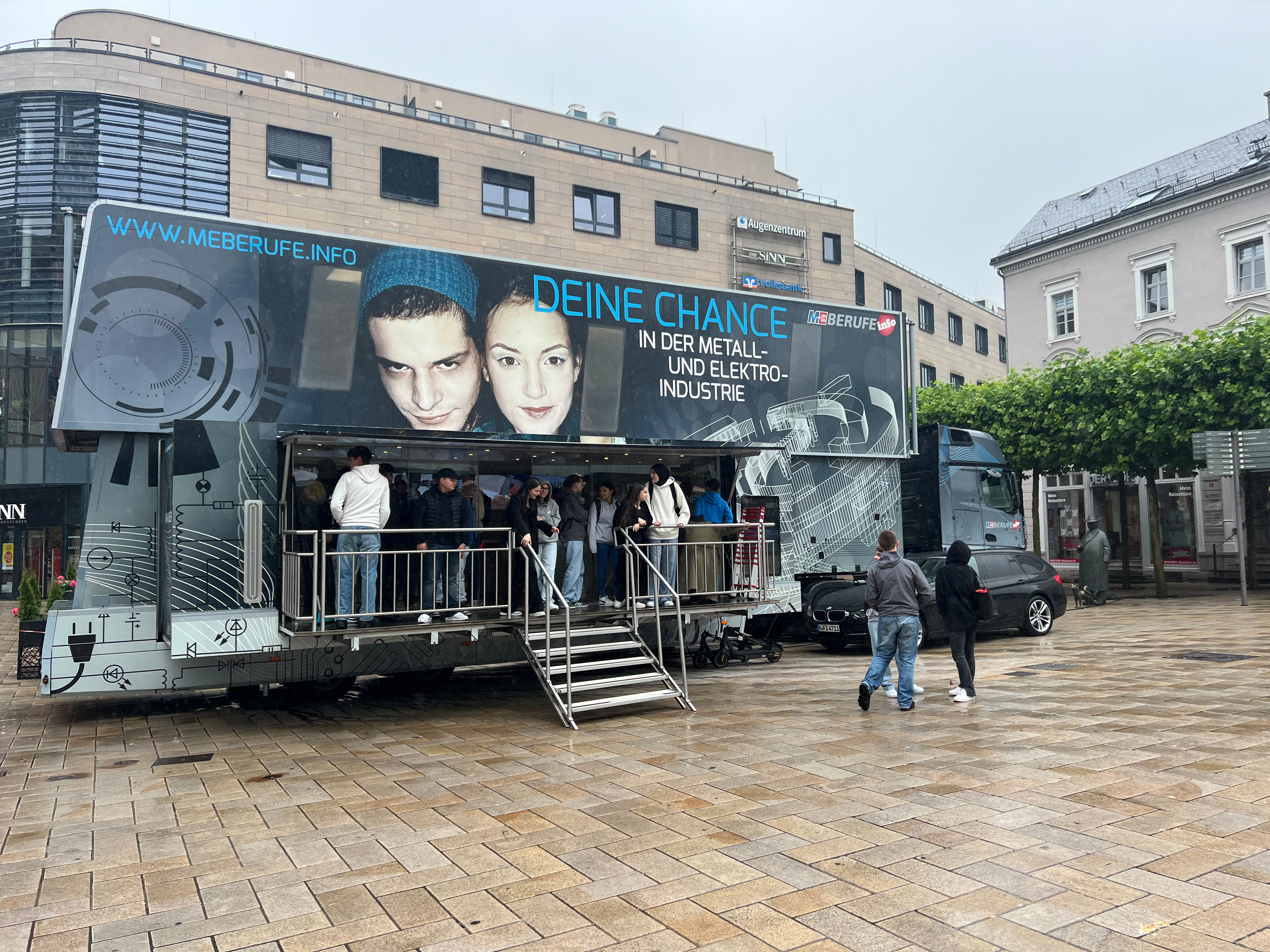 Info-Truck der Metall- und Elektroindustrie auf dem Sternplatz in Lüdenscheid