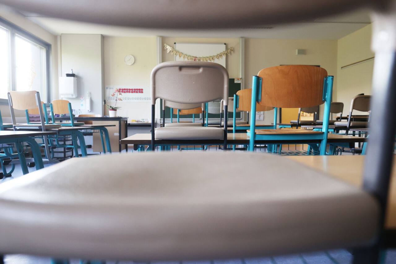 Stühle stehen auf den Schulbänken in einem Klassenraum der Wilhelm Busch Grundschule. Am 01.08.2024 ist in Thüringen der Start des neuen Schuljahres 2024/25.