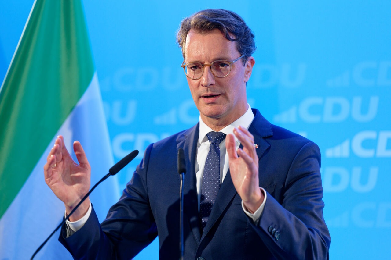 Hendrik Wüst, Ministerpräsident von Nordrhein-Westfalen, gibt nach einer Sitzung des CDU-Landesvorstands ein Pressestatement.