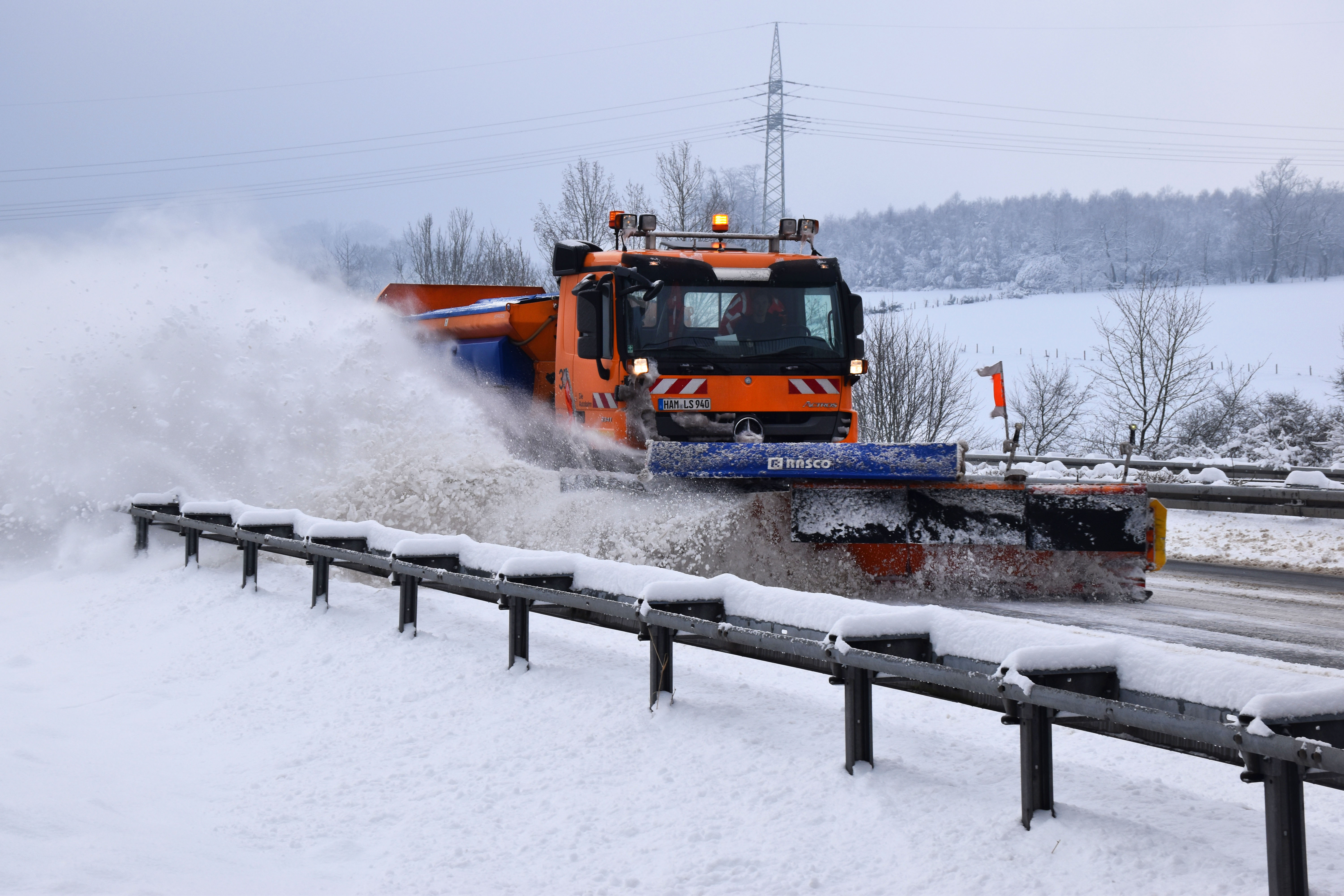 Ein Räumfahrzeug im tiefen Schnee.