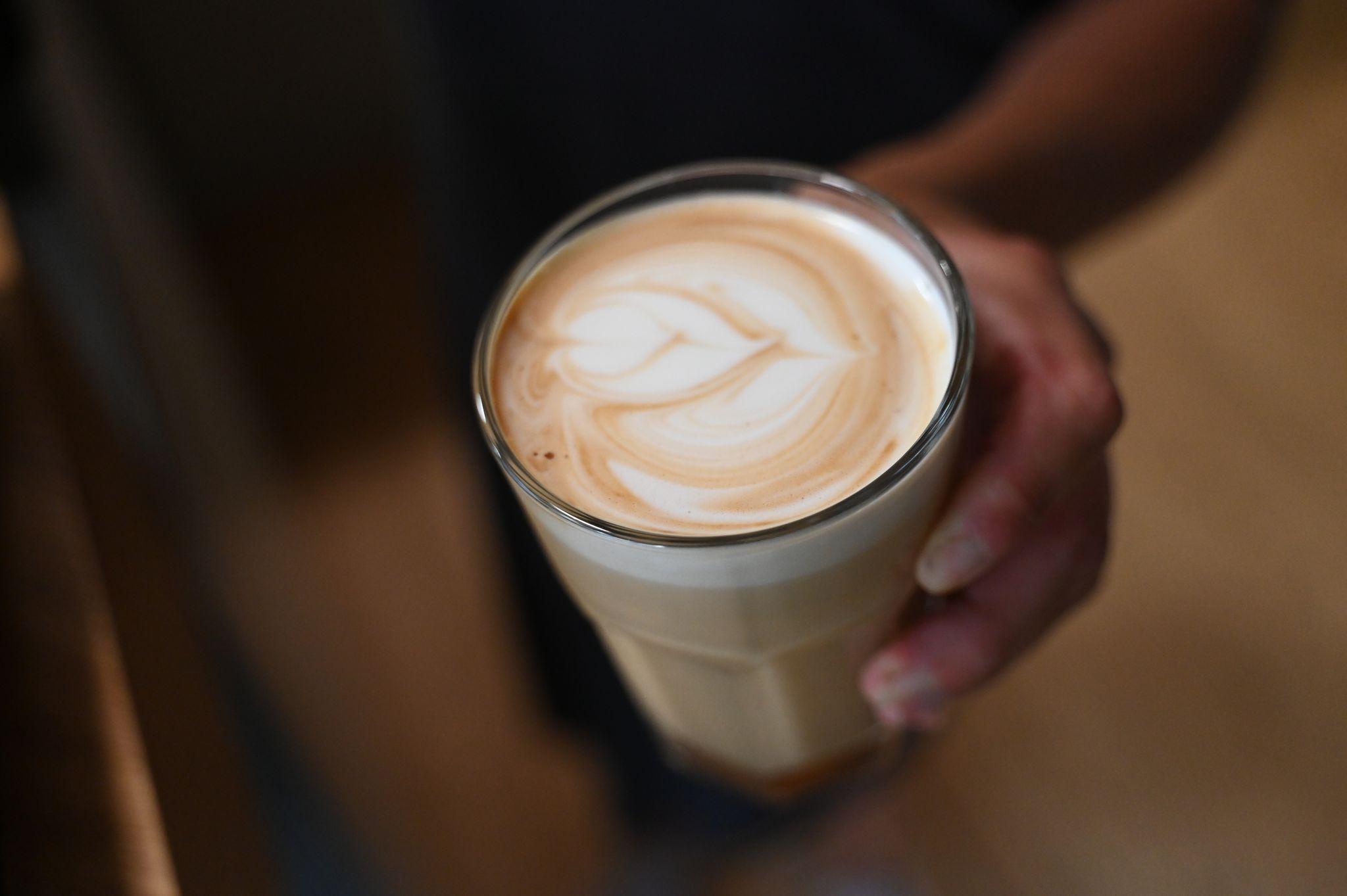 Milchkaffee in einem Glas