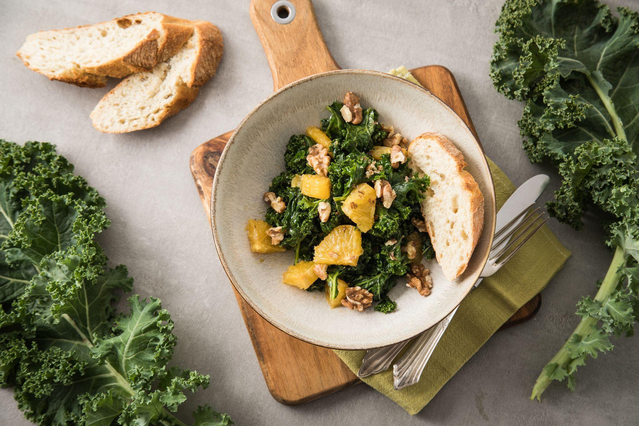 Grünkohlsalat mit Orangen und Walnüssen