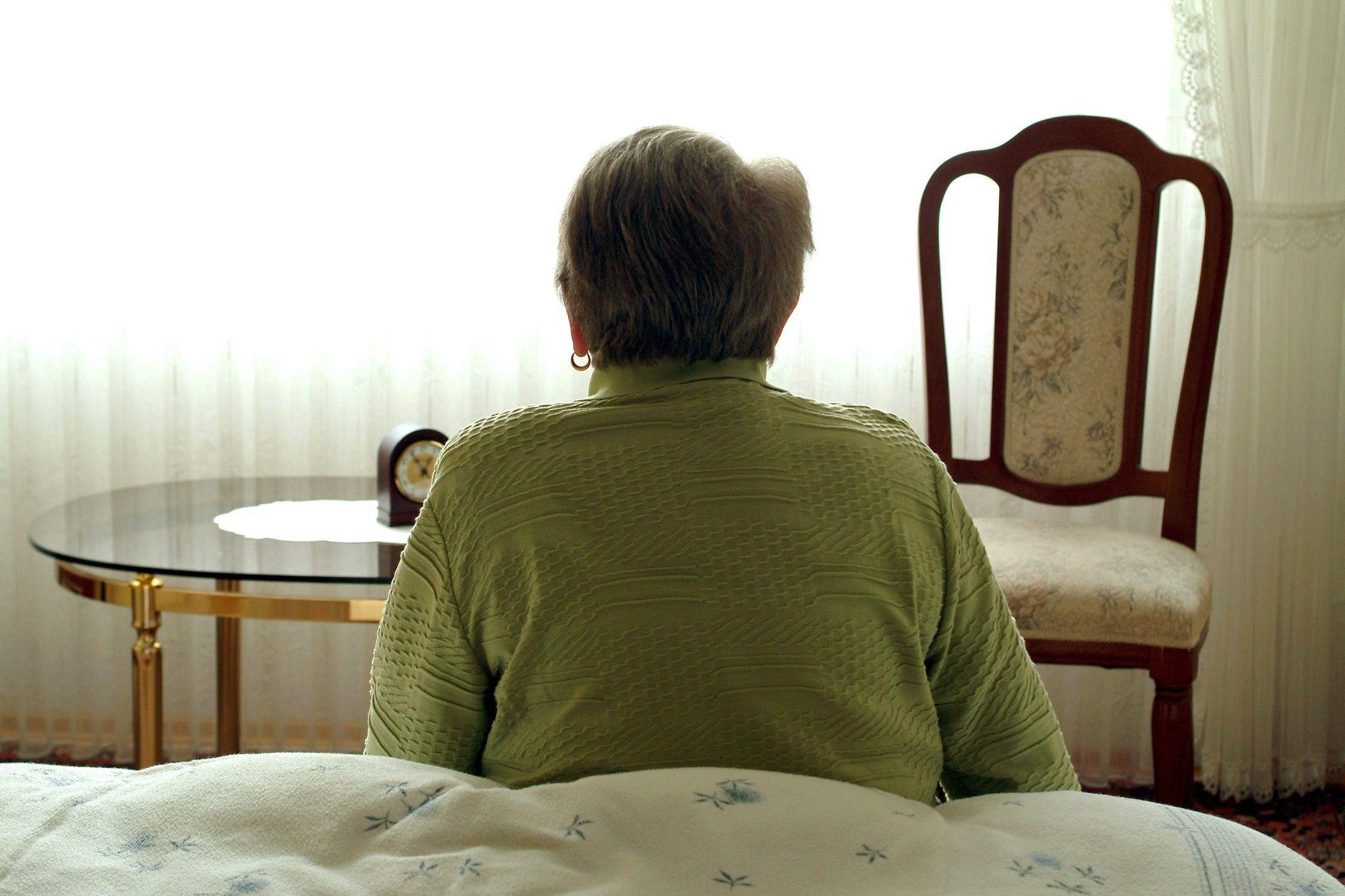 Seniorin in ihrem Schlafzimmer