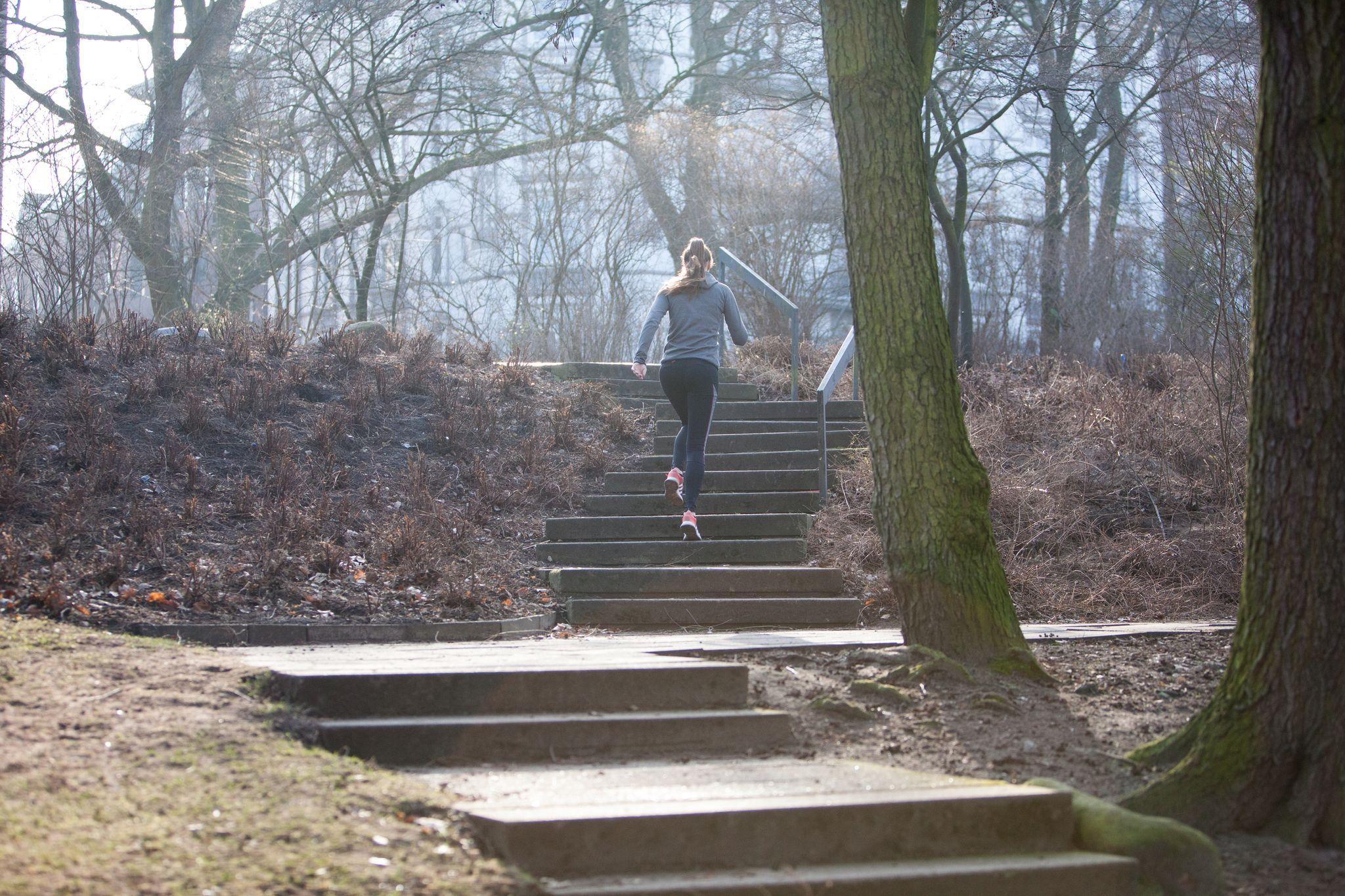 Eine junge Frau joggt
