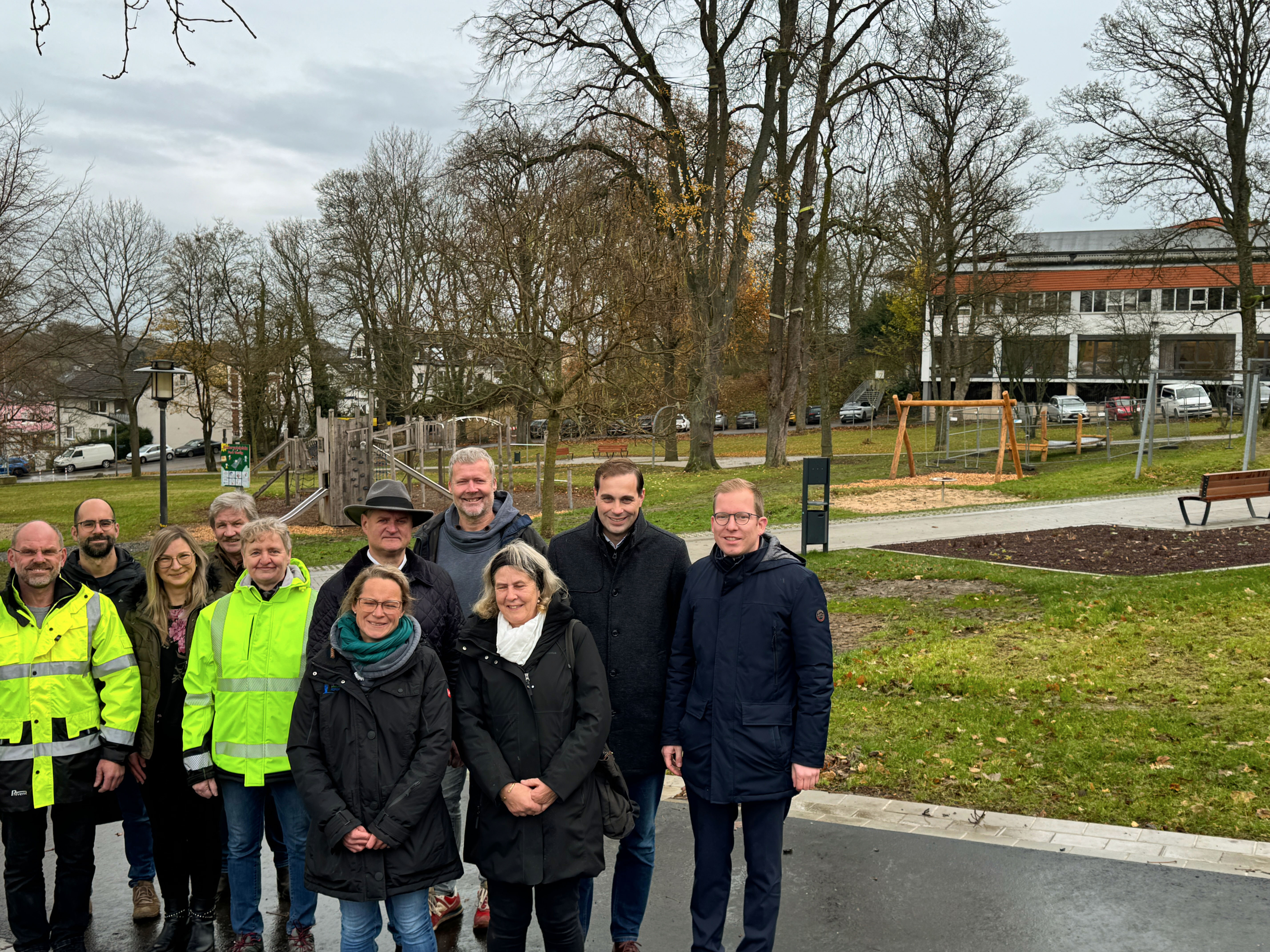 Vertreter von Rat und Verwaltung sowie der ausführenden Unternehmen haben den 'neuen' Westiger Park besucht.
