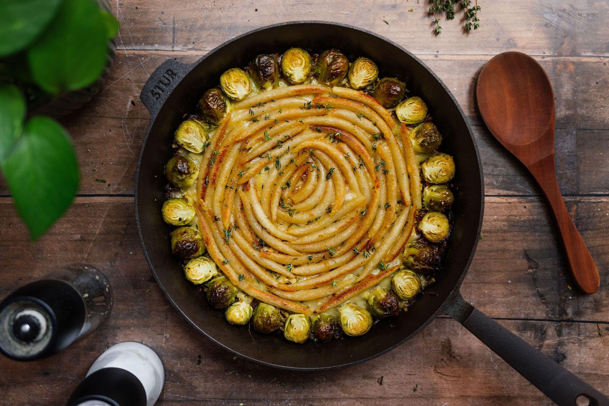 Eine Schupfnudelpfanne auf einem Holztisch